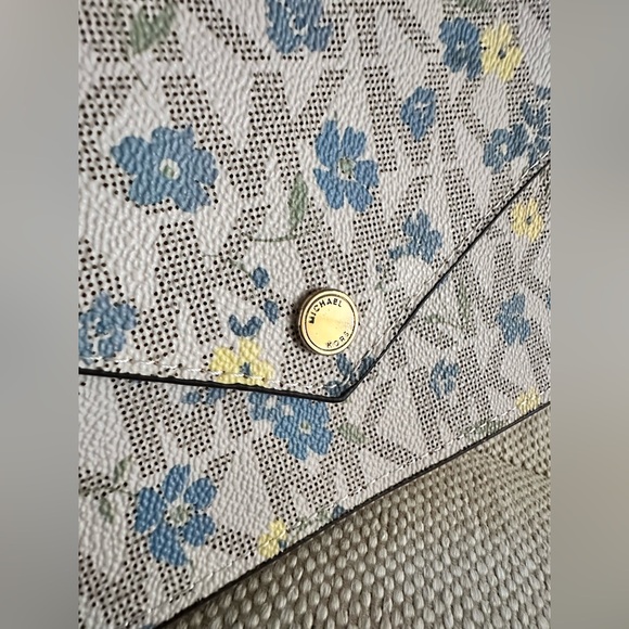 Michael Kors- Floral Envelope Belt Bag Size: L/XL - Picture 3 of 6